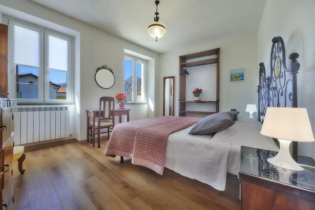 Apartment Casa Ducale Como Lake View Mandello del Lario Italy